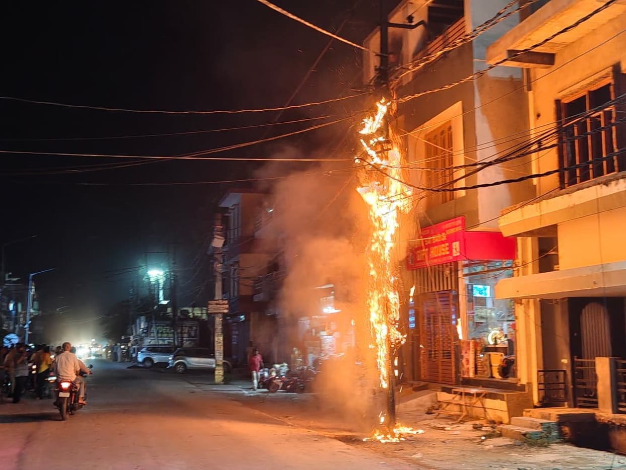 Fire breaks out on electric pole due to short circuit; power out for three hours
