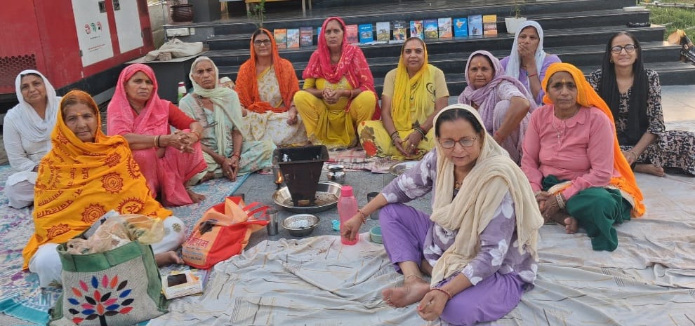 फोटो 9हुडा सेक्टर में हवन यज्ञ करते सेक्टरवासी।स्रोत:प्रवक्ता