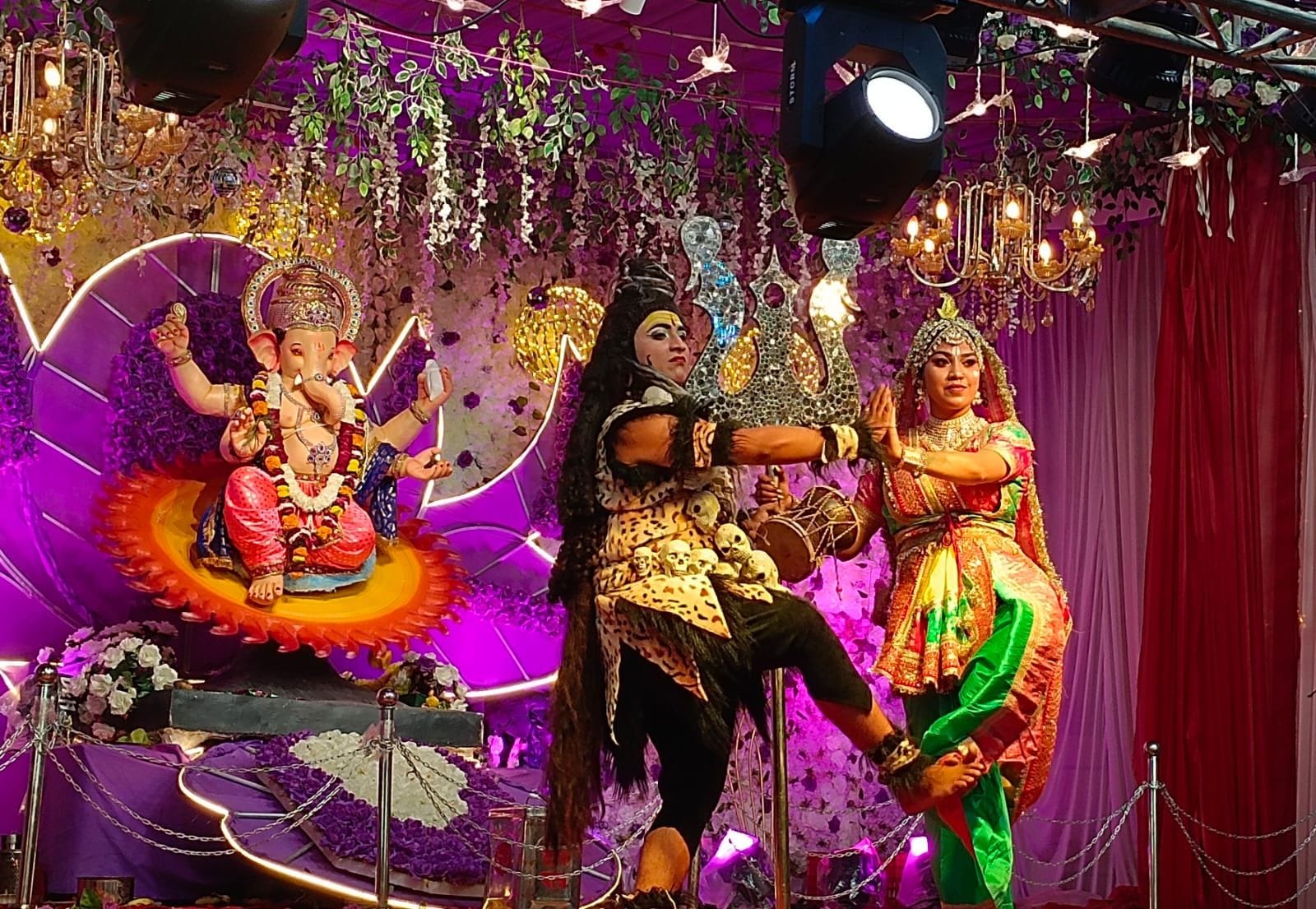 फोटो नंबर-10गणेश उत्सव के दौरान निकाली गई शिव-पार्वती की झांकी। संवाद