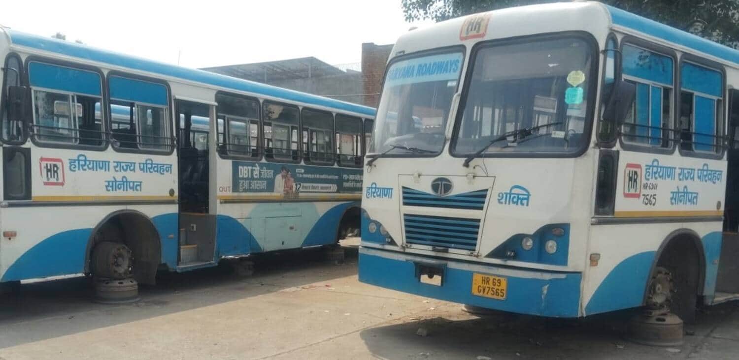 फोटो - रोडवेज वर्कशॉप में बिना टायरों के खड़ी हुई बसें। संवाद