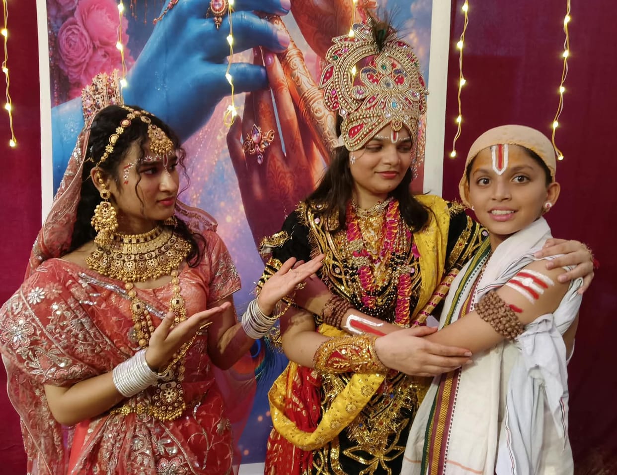 Children presented the tableau of the meeting of Shri Krishna and Sudama.