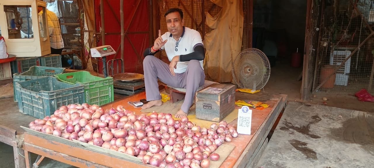 फोटो संख्या:51- सब्जी मंडी में  दुकान में रखी प्याज--संवाद