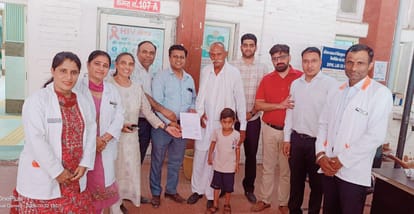फतेहाबाद के नागरिक अस्पताल में बच्चे को चेक देते हुए अधिकारी स्त्रोत स्वास्थ्य विभाग