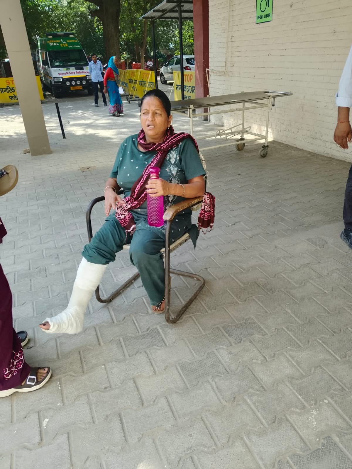 फतेहाबाद के नागरिक अस्पताल में कुसी पर बैठकर इंतजार करती हुई महिला संवाद