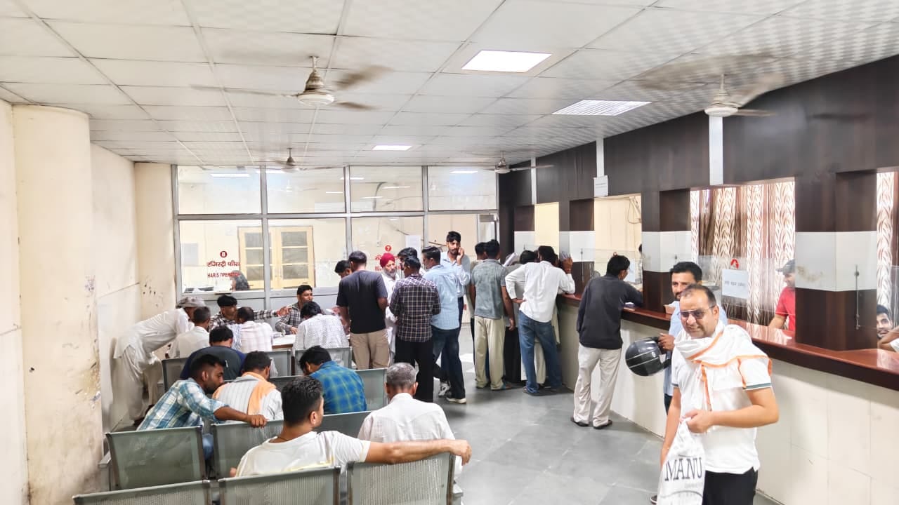 फतेहाबाद। लघु सचिवालय के ई-दिशा केंद्र पंजीकरण जमा करवाने के लिए लगी भीड़। संवाद