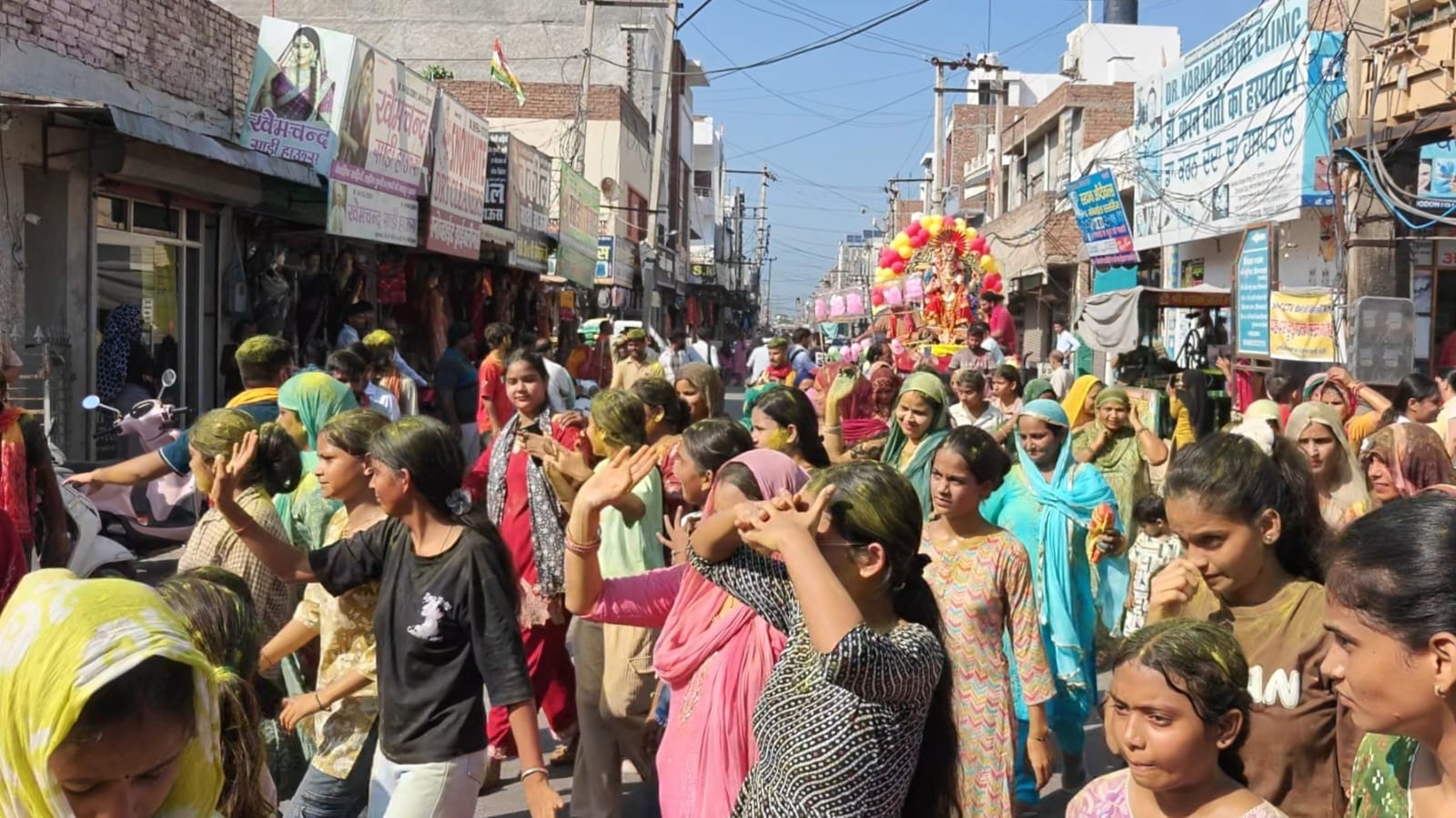 फतेहाबाद। शहर के थाना रोड पर विसर्जन के लिए भगवान गणेश कर मूर्ति को लेकर जाते श्रद्धालु। संवाद