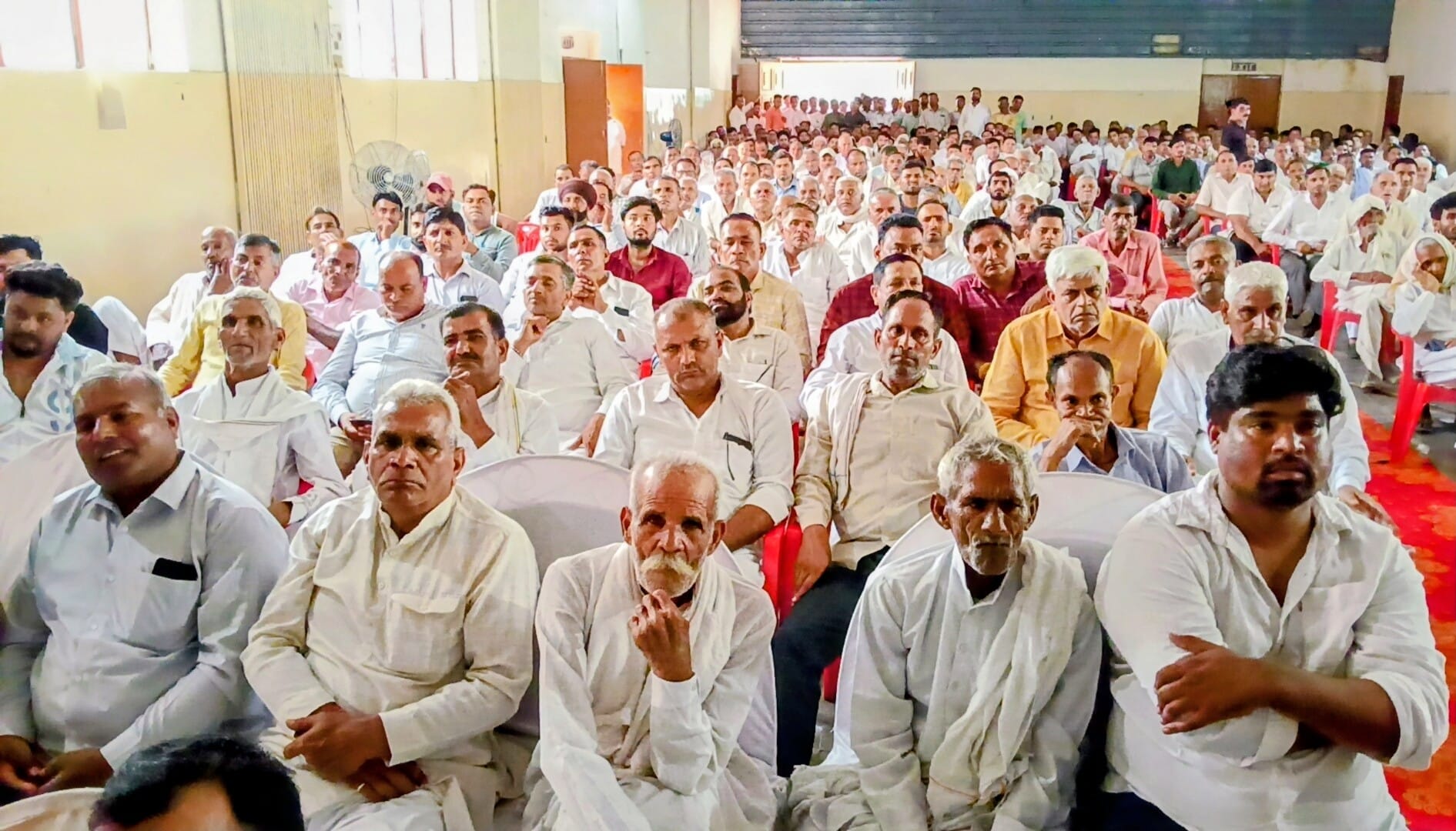 गन्ना समिति की साधारण सभा की बैठक में उपस्थित किसान। (मवाना)