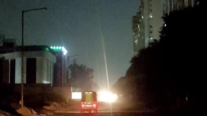 Non-functional streetlights on the service road