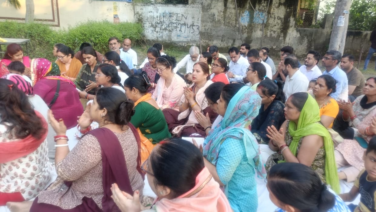 Sundarkand recited on the road in protest against the gate being closed.