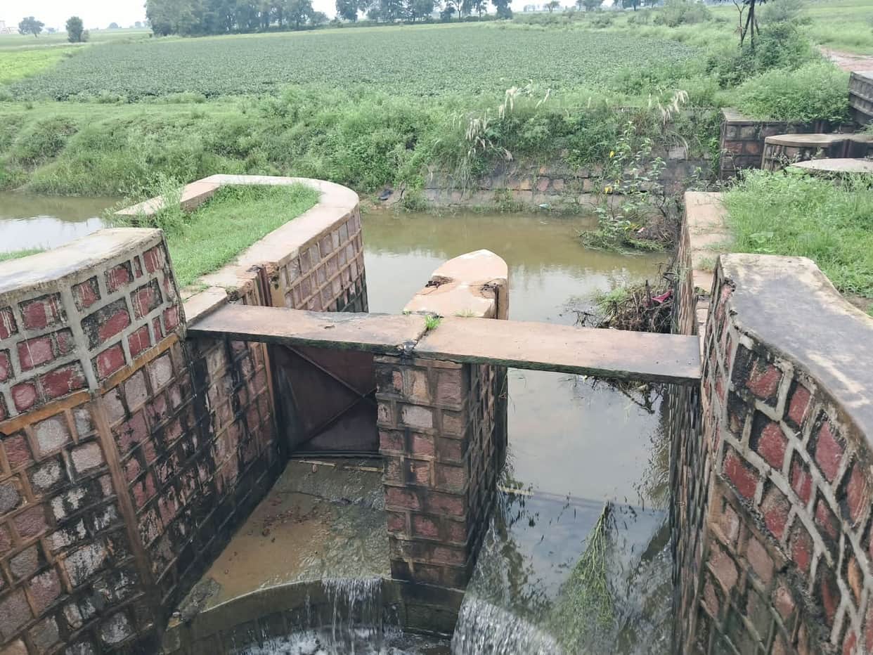 Case of canal gate theft turns out to be false; department removed it due to garbage accumulation.