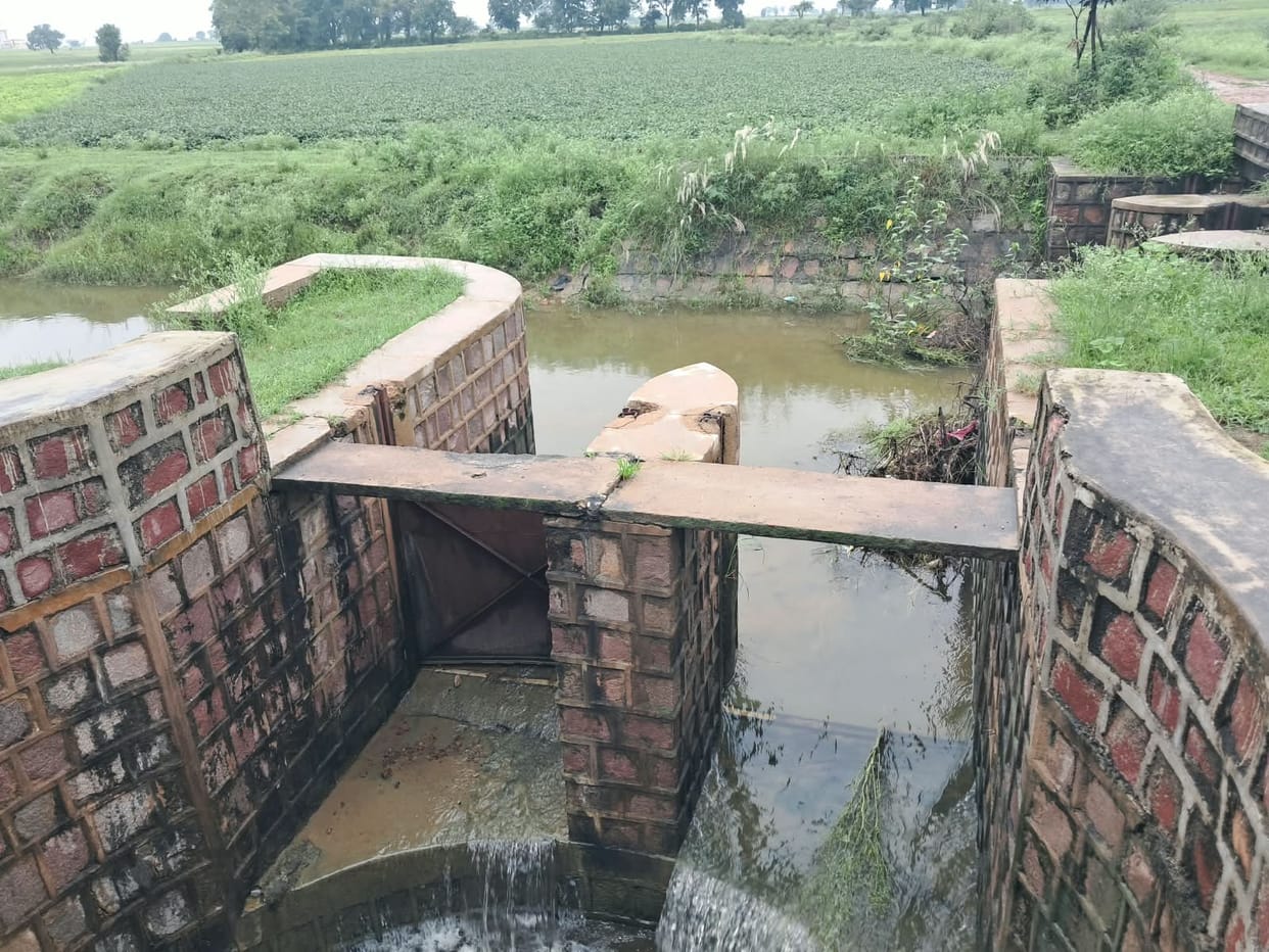 Case of canal gate theft turns out to be false; department removed it due to garbage accumulation.