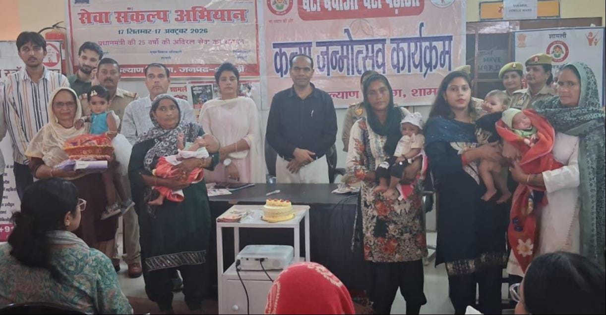 गांव कुड़ाना में नवजात शिशुओं के जन्मोत्सव कार्यक्रम के दौरान उपस्थित महिलाएं व अधिकारी। सूच
