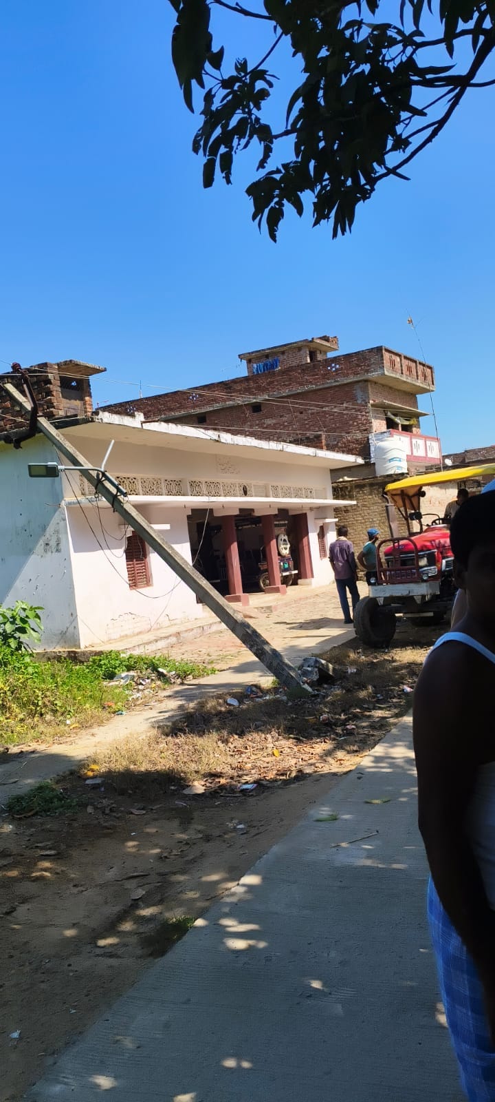 हाइटेंशन लाइन हटवाने की मांग करते लोग