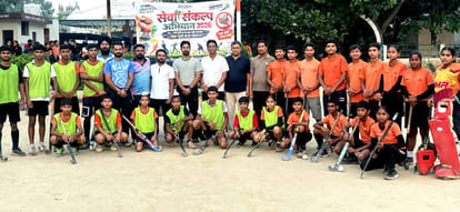 हाकी मैच का शुभारंभ करते हुए मुख्यातिथि शीशपाल जिंदल व अन्य। विज्ञप्ति