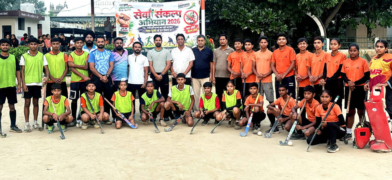 हाकी मैच का शुभारंभ करते हुए मुख्यातिथि शीशपाल जिंदल व अन्य। विज्ञप्ति