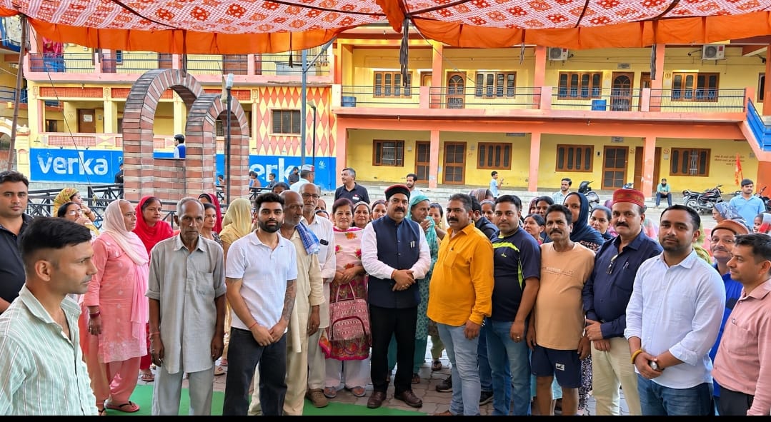 हलेडखुरद पंचायत में नीशू मोंगरा का स्वागत करते लोग। जागरूक पाठक