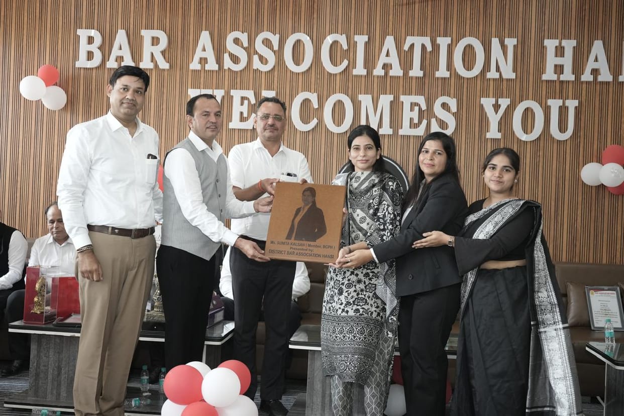 The newly elected executive committee of the Bar Association took the oath of office.
