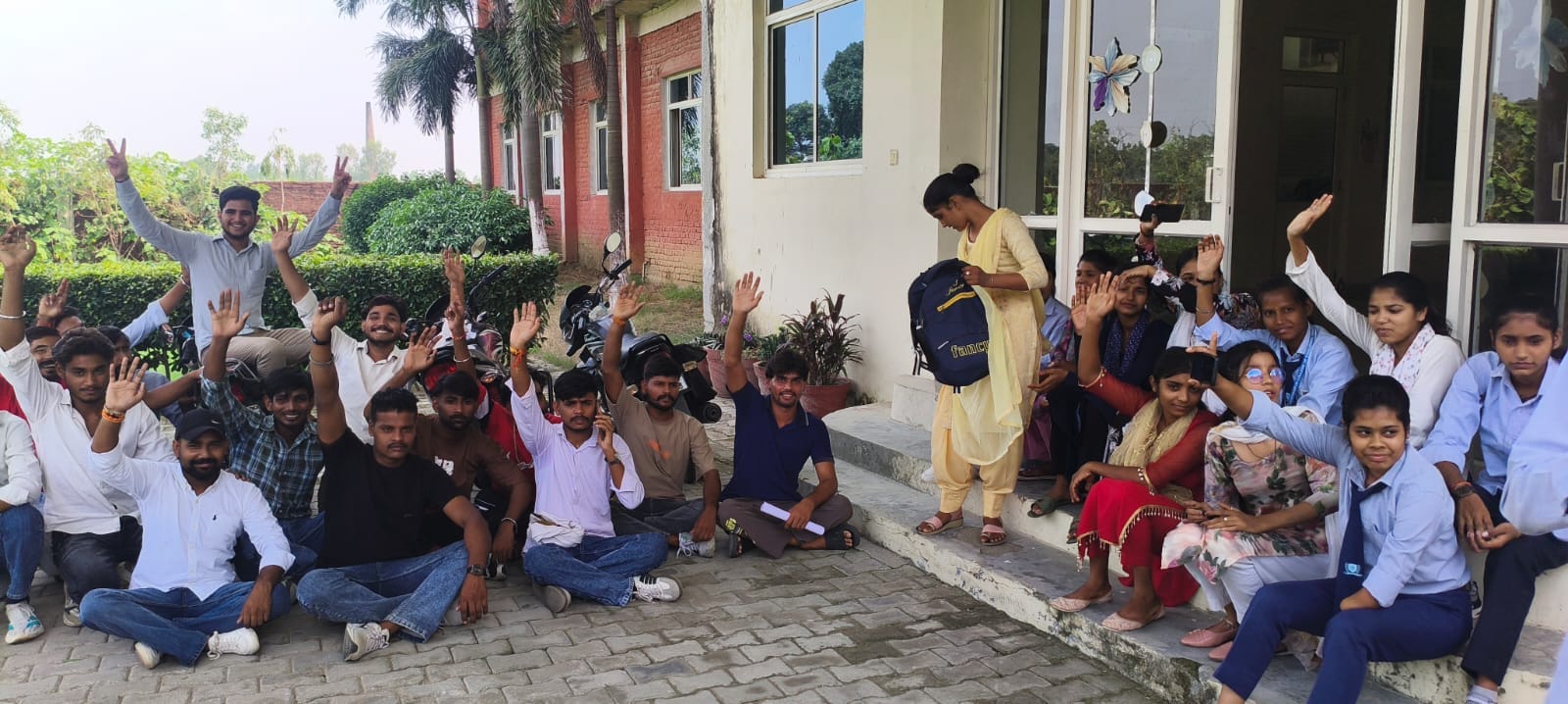हस्तिनापुर इंस्टिट्यूट ऑफ़ टेक्नोलॉजी एंड मैनेजमेंट में धरना पर बैठे छात्र स्रोत संवाद