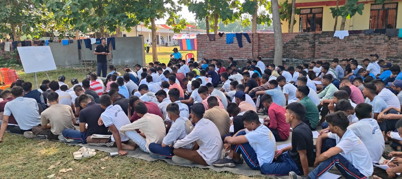 इकौना में एनसीसी कैडेट्स को जानकारी देते प्रशिक्षक