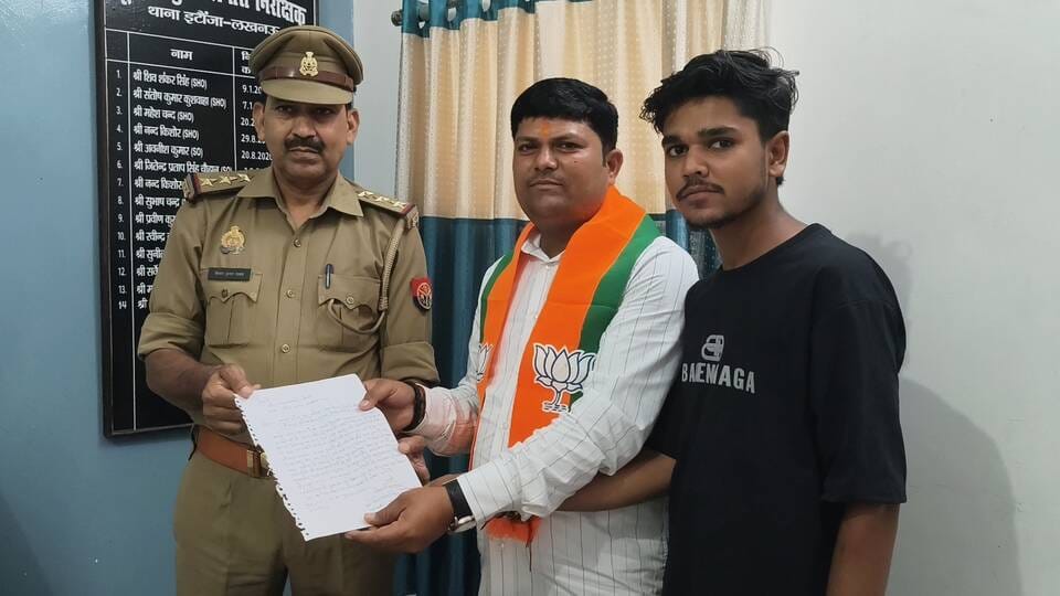 इटौंजा थाने में प्रदर्शन करते संगठनोें के लोग