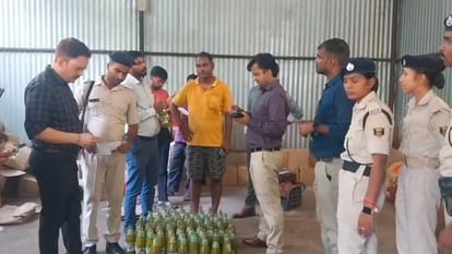 जांच करते अधिकारी
