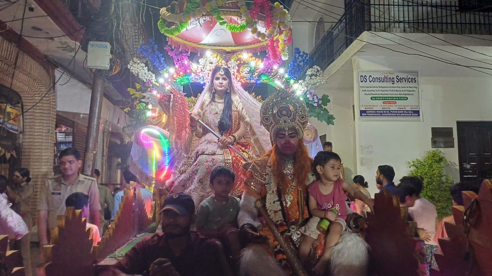 जहांगीराबाद के मोहल्ला प्रभुदयाल स्थित चामुंडा देवी मंदिर से निकाले गए डोले में शामिल झांकी। सं