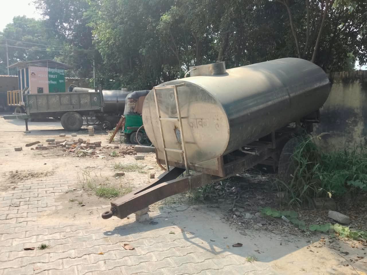जहांगीरपुर नगर पंचायत कार्यालय में धूल फांक रहे पानी के टैंकर। अमर उजाला