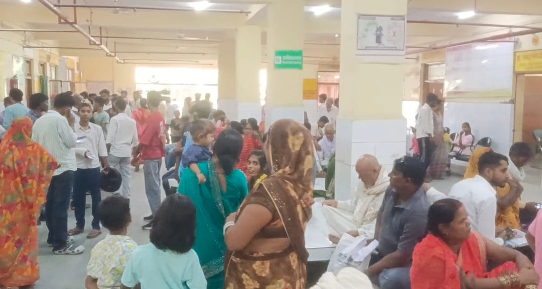 जिला अस्पताल की ओपीडी में बच्चों को दिखाने पहुंची महिलाएं-संवाद