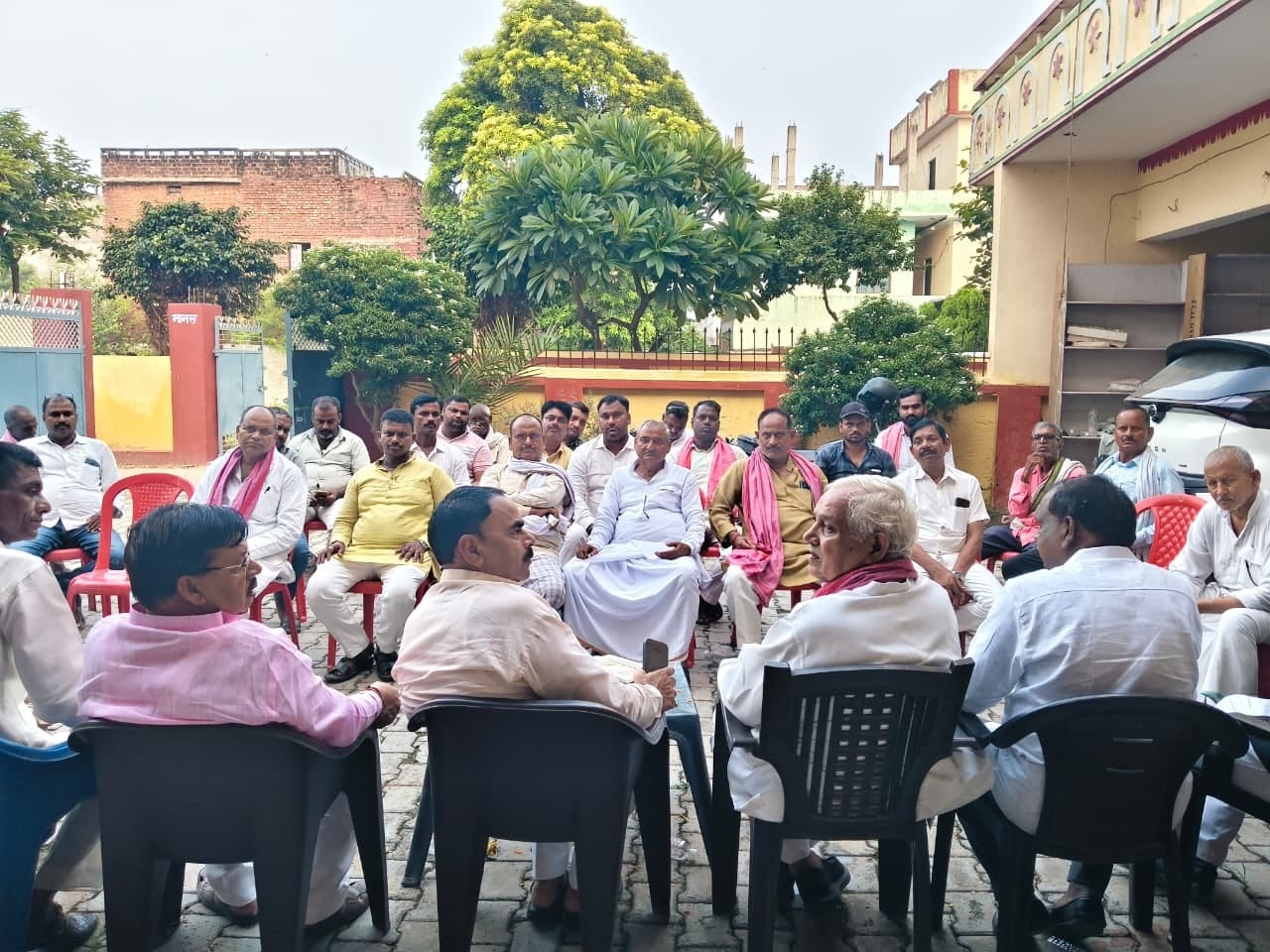 जमालपुर में आयोजित समाजवादी पार्टी  के कार्यक्रम में शामिल पदाधिकारी व कार्यकर्ता। स्रोत- सपा
