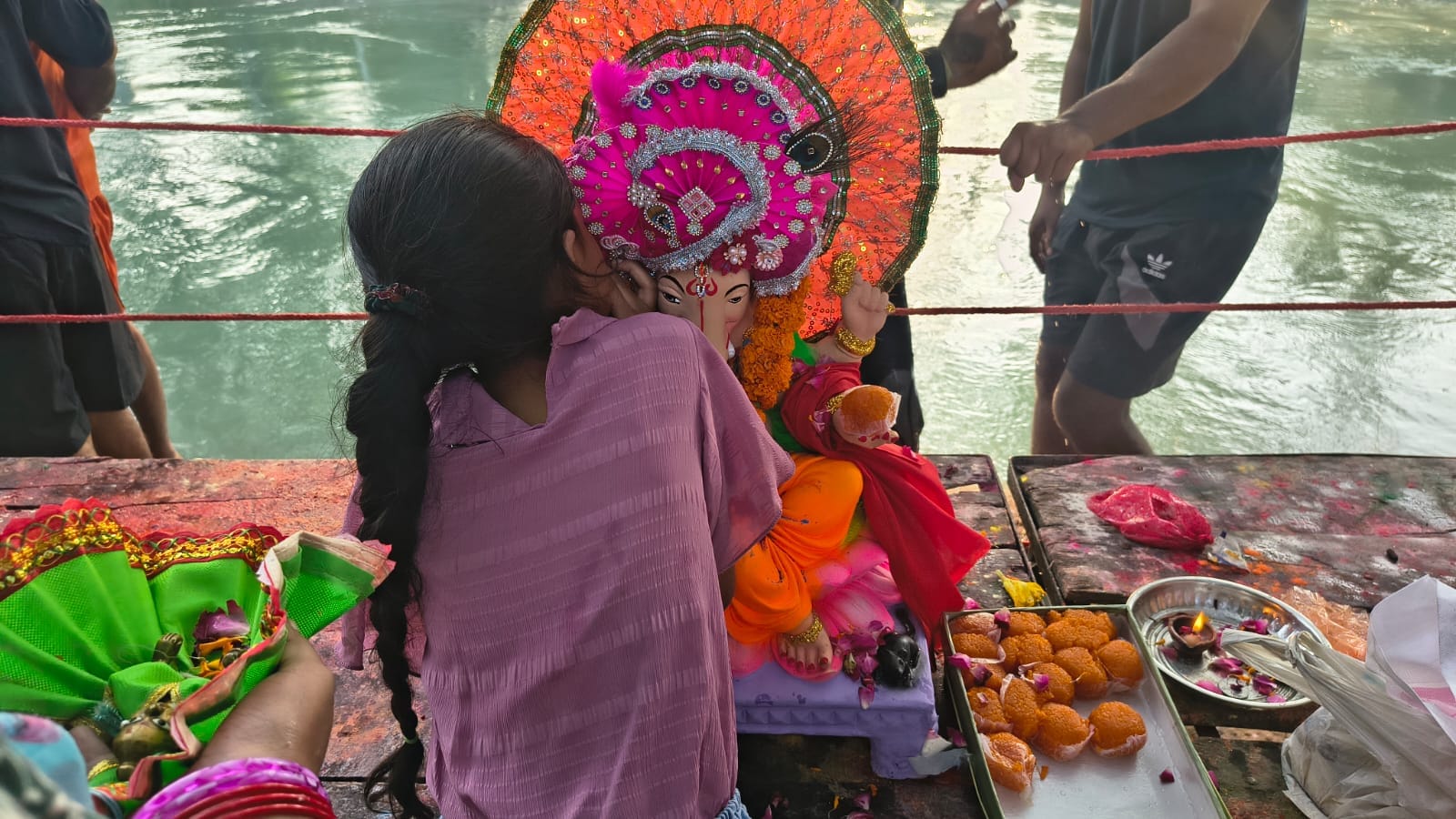 जनसुई हेड पर गणपति बप्पा की विदाई से पहले मन्नत मांगती बच्ची। संवाद