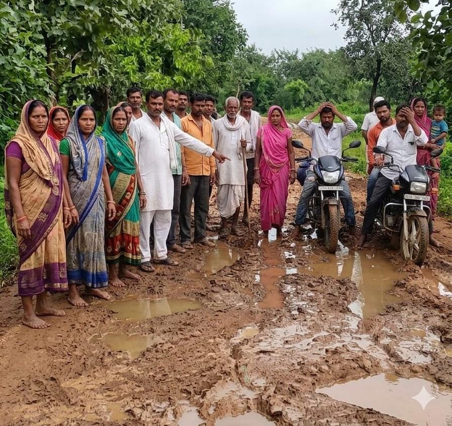 जर्जर मार्ग के विरोध में प्रदर्शन करते ग्रामीण।-सोशल मीडिया।