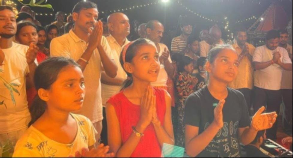Devotees danced to the hymns, the tableau captivated the hearts