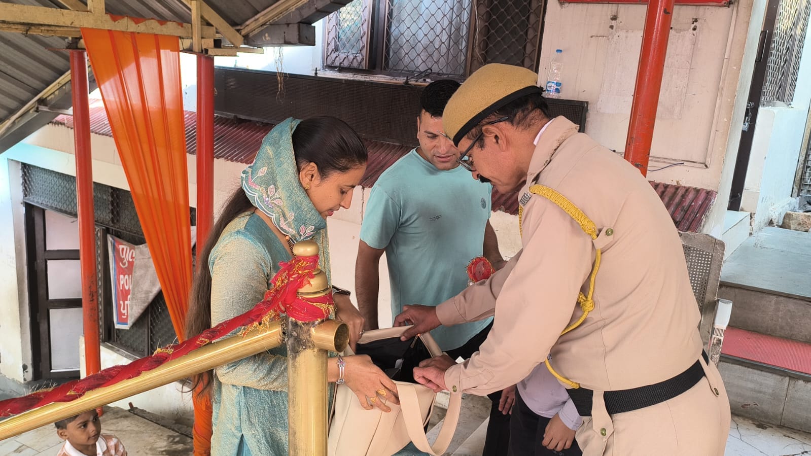 ज्वालामुखी मंदिर में श्रद्धालुओ की जांच करते सुरक्षा कर्मी। -संवाद