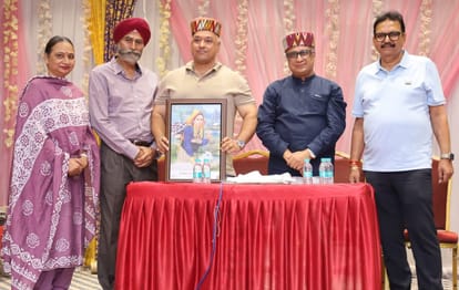 कलाकार सोभा सिंह समारोह में मुख्यतिथि को सोसाइटीके महासचिव व मित्र मंडलीस्त्रोत जागरूक पाठक