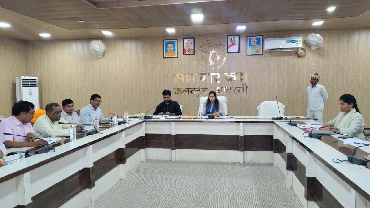कलेक्ट्रेट में बैठक के दौरान अधिकारियों को निर्देशित करतीं डीएम अन्नपूर्णा गर्ग। 
