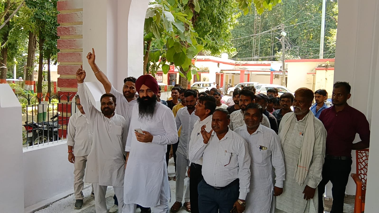 कलक्ट्रेट परिसर में नारेबाजी करते कांग्रेस कार्यकर्ता। संवाद
