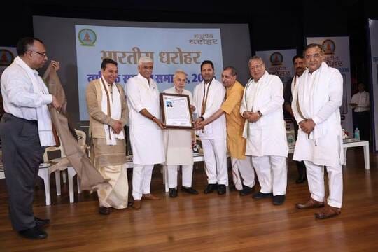कुरुक्षेत्र। कुलपति प्रो करतार सिंह धीमान को सम्मानित करते हुए मुख्य अतिथि संस्कृति मंत्री गजें
