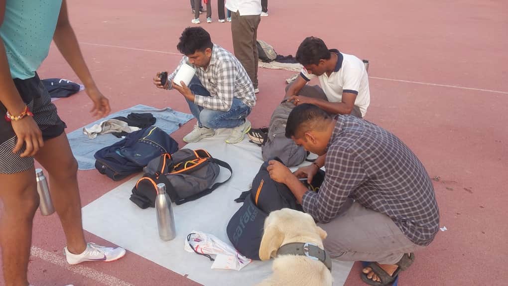कर्ण स्टेडियम में बैग की जांच करती नार्कोटीक विभाग की टीम संवाद