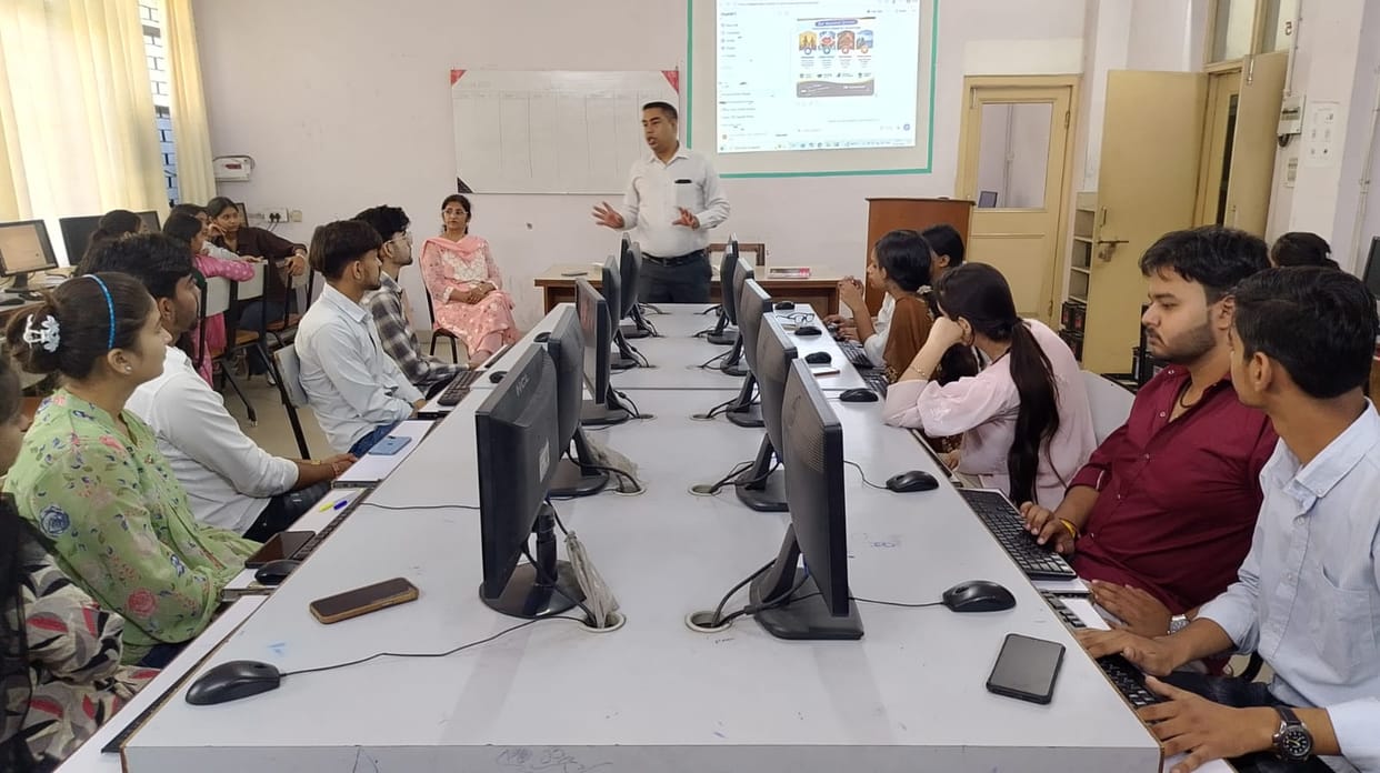 Training in advertisement creativity provided to students