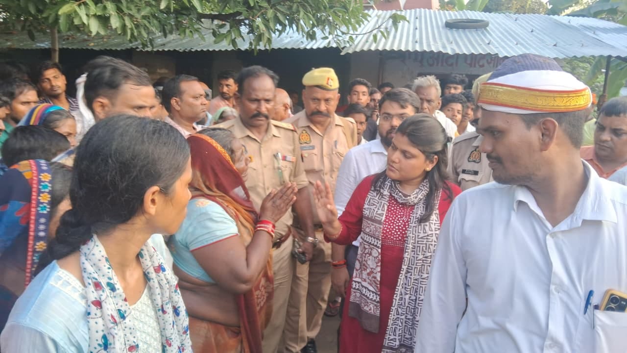  कटका इलाके में नेवरी मार्ग पर शव रखकर प्रदर्शन करने की सूचना पर परिजनों को समझातीं एसडीएम मधुम