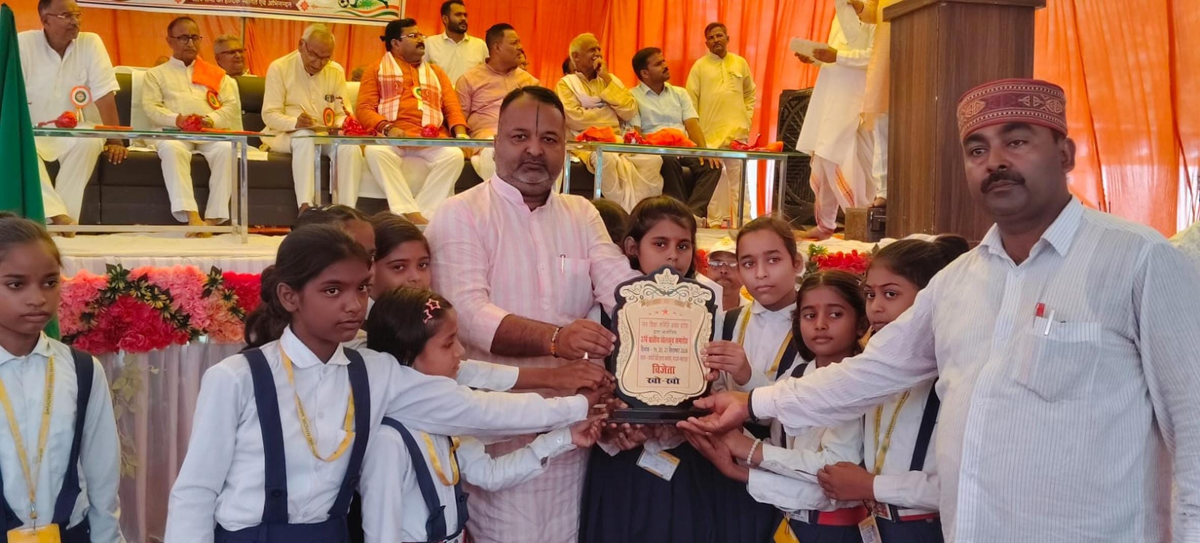  खेलकूद प्रतियोगिता में खिलाड़ियों को सम्मानित करते अतिथि। 