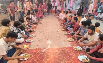 खिरनीबाग स्थित रामचरन धर्मशाला में भंडारे का प्रसाद ग्रहण करते श्रद्धालु। संवाद