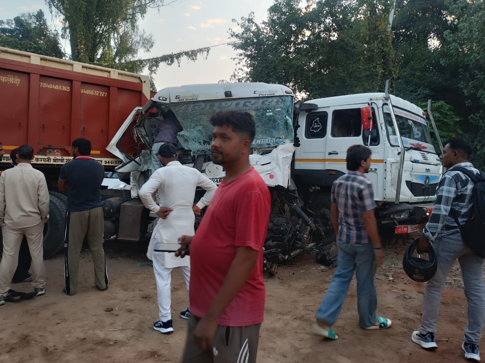 लाडवा। घायलों को ट्राले के बोनट से बाहर निकालते राहगीर। संवाद