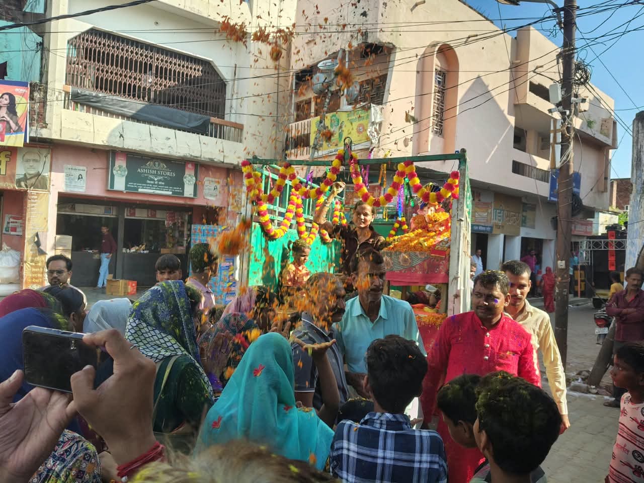 लहरपुर में गणपति बप्पा मोरया के जयकारों संग प्रतिमा विसर्जन के लिए निकले श्रद्धालु।