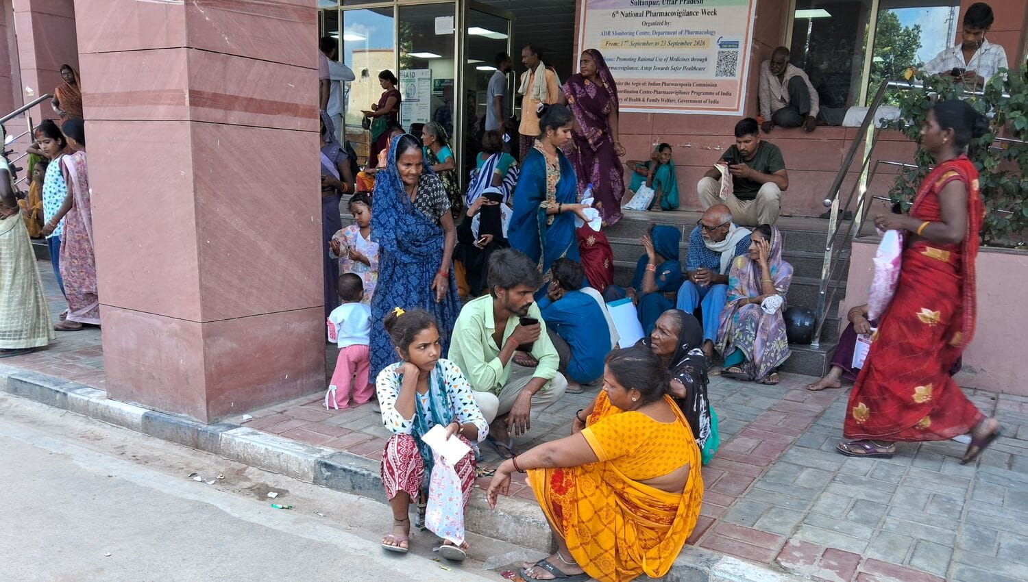 मेडिकल कॉलेज में सीढ़ी पर बैठे मरीज व तीमारदार। संवाद