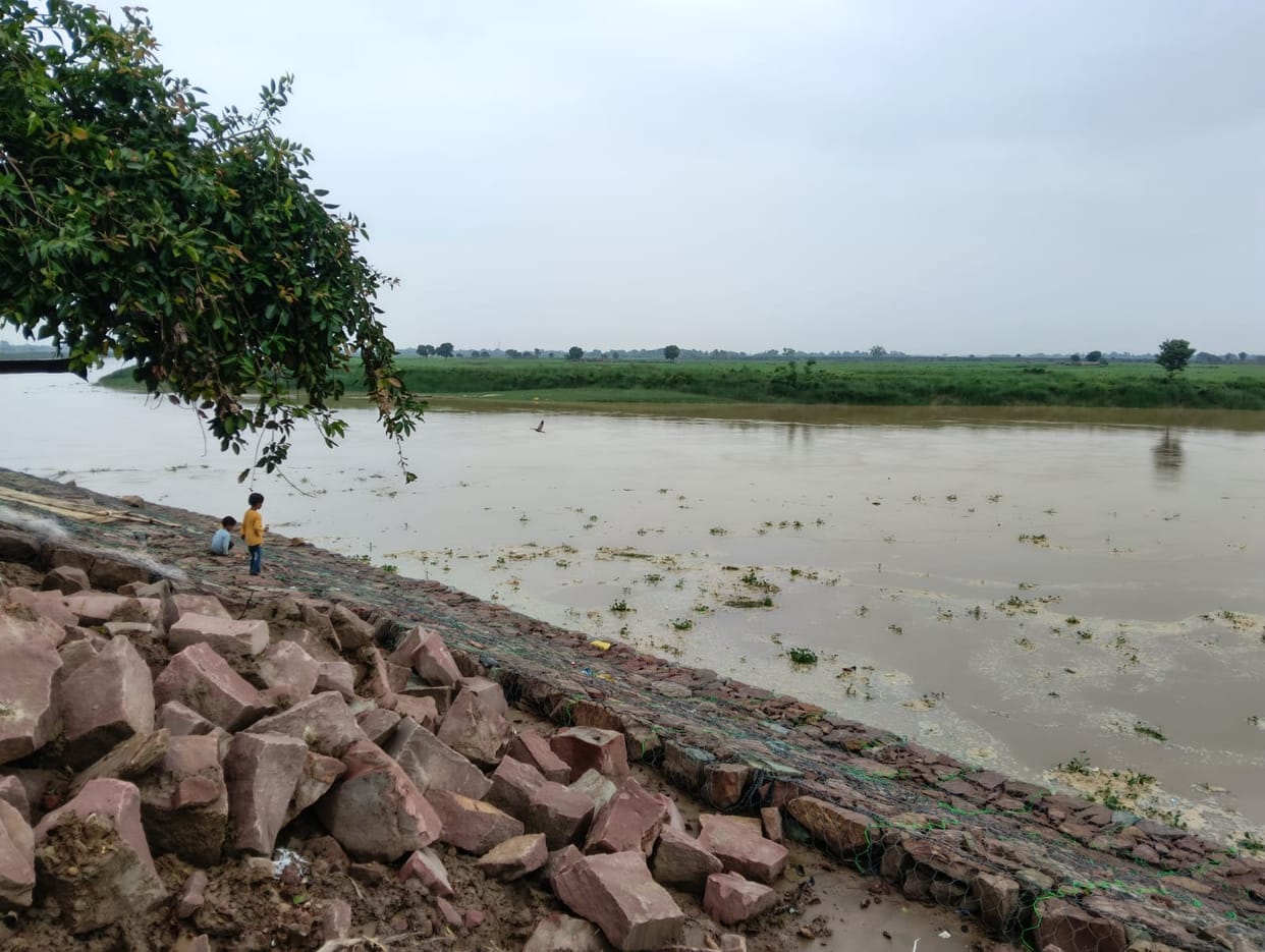 Rapti River water level drops by another four centimeters.