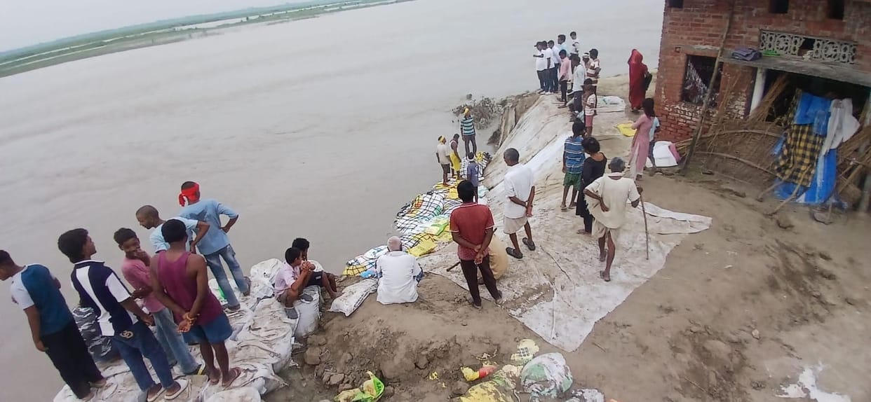 Saryu river's flow reaches near Maipur and Mahua Kala; panic over erosion.