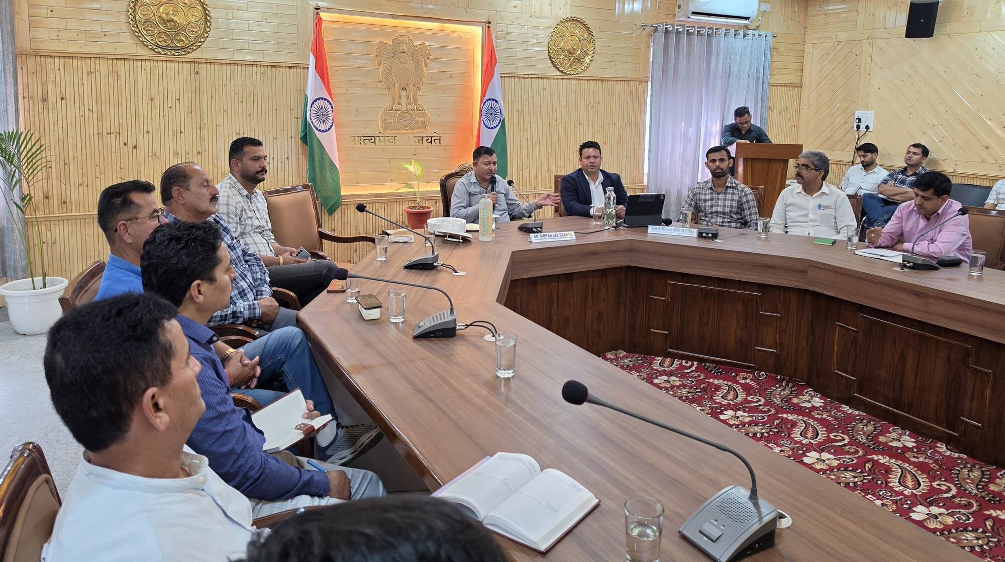 मुख्यमंत्री के दौरे को लेकर रोहडू में अधिकारियों के साथ बैठक करते विधायक मोहनलाल ब्राक्टा। संवा