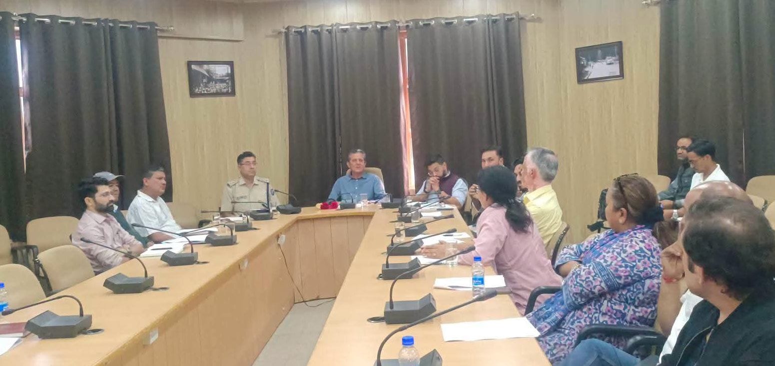 मनाली अस्पताल में रोगी कल्याण समिति की बैठक की अध्यक्षता करते स्थानीय विधायक भुवनेश्वर गौड़
