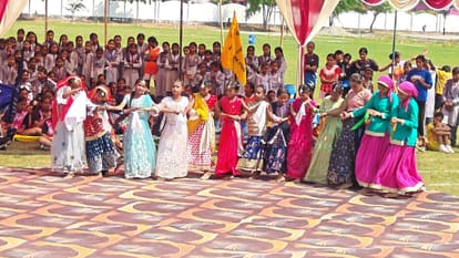 मानपुर देवड़ा स्कूल में खेलकूद प्रतियोगिता के शुभारंभ मौके पर सांस्कृतिक प्रस्तुति देते विद्यार